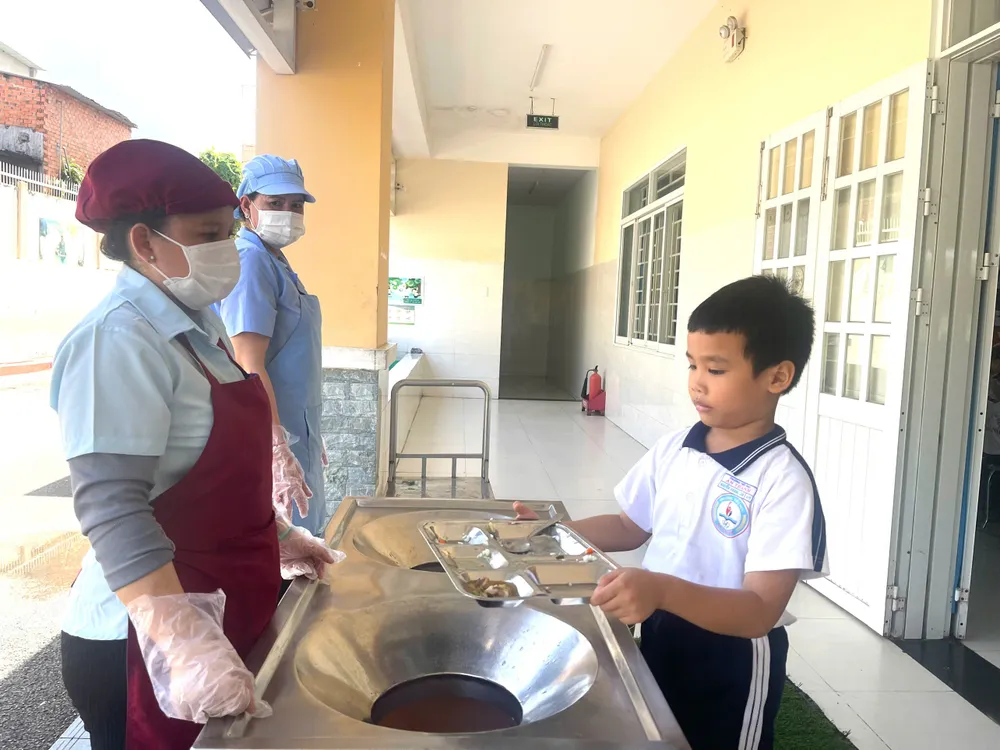 bữa trưa hs 1.jpg