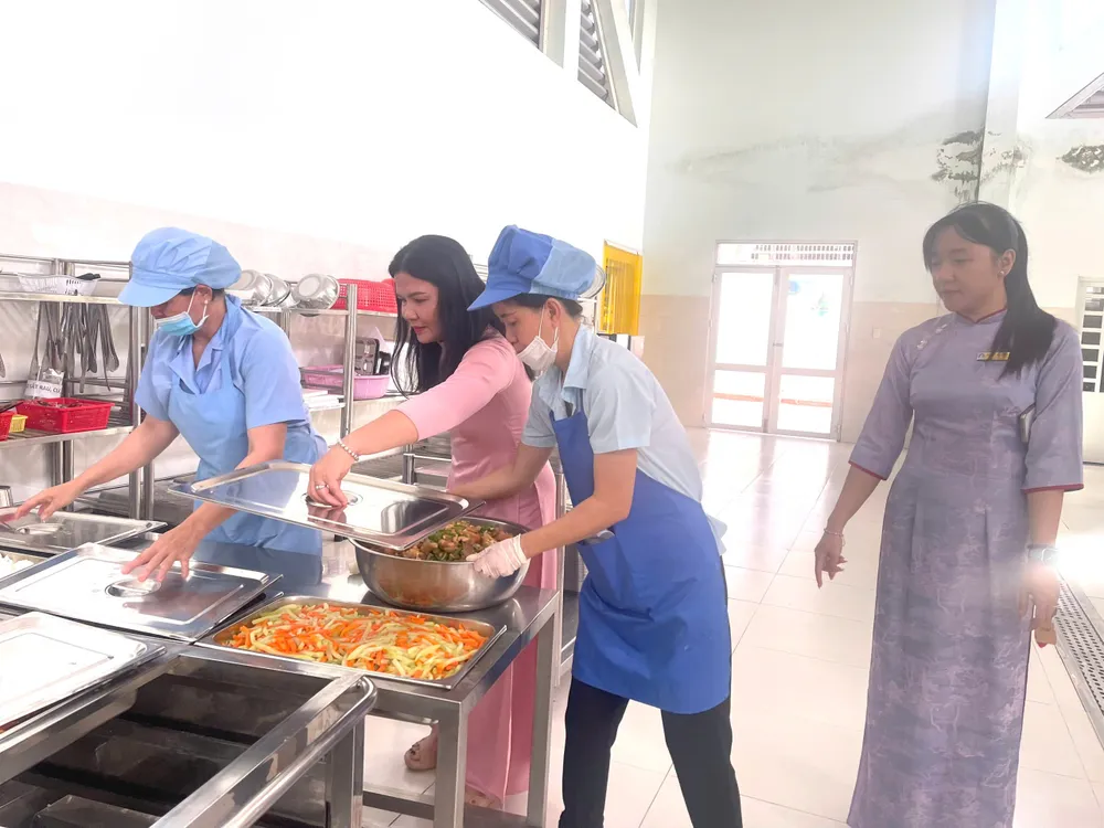 bữa trưa hs 11.jpg