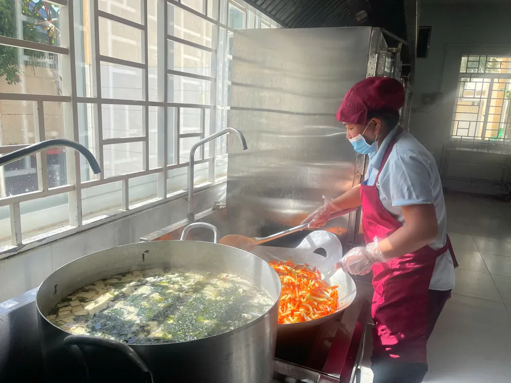 bữa trưa hs 13.jpg