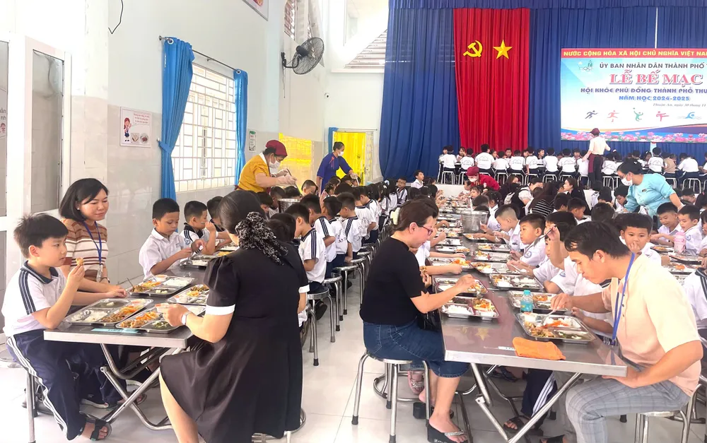 bữa trưa hs 2.jpg