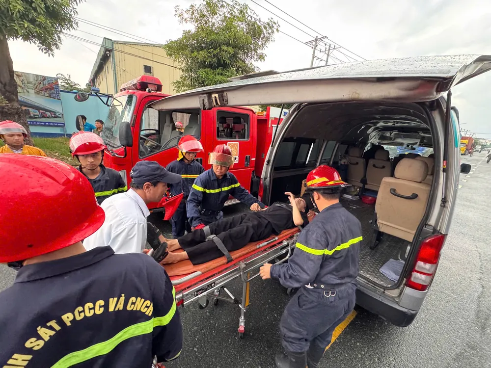 Diễn tập phương án chữa cháy và CNCH tại KCN Sóng Thần 2