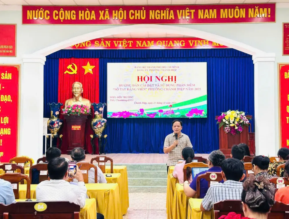 Đảng ủy phường Chánh Hiệp tổ chức tập huấn, hướng dẫn cách sử dụng phần mềm Sổ tay đảng viên điện tử.jpg