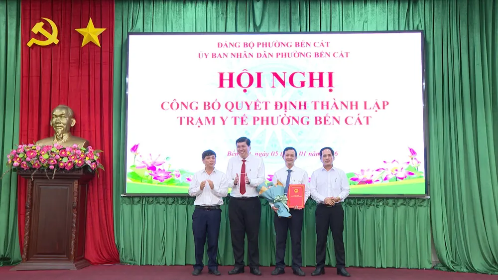 Trao quyết định thành lập Trạm y tế phường Bến Cát.jpg