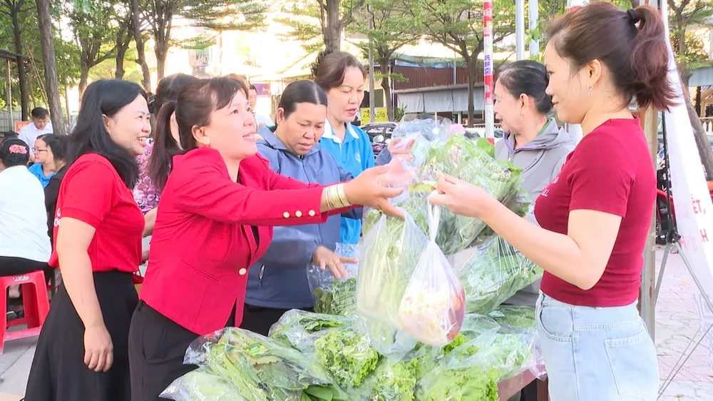 Đưa rau sạch đến tay đoàn viên, hội viên, người dân qua chương trình "Xuân đoàn kết – Tết nghĩa tình"