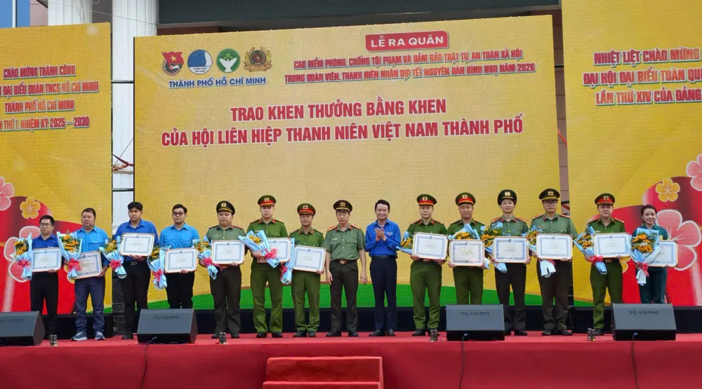 Trao bằng khen cho các cá nhân có thành tích xuất sắc trong công tác phòng chống tội phạm trên địa bàn TPHCM