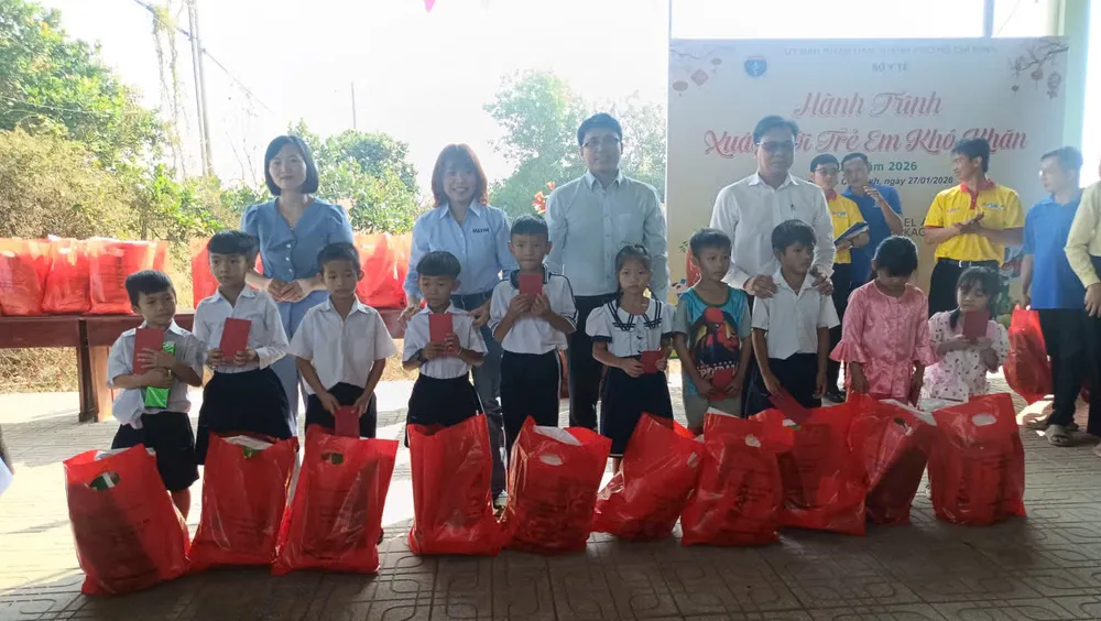 Trao quà Minh Thạnh 2.jpg