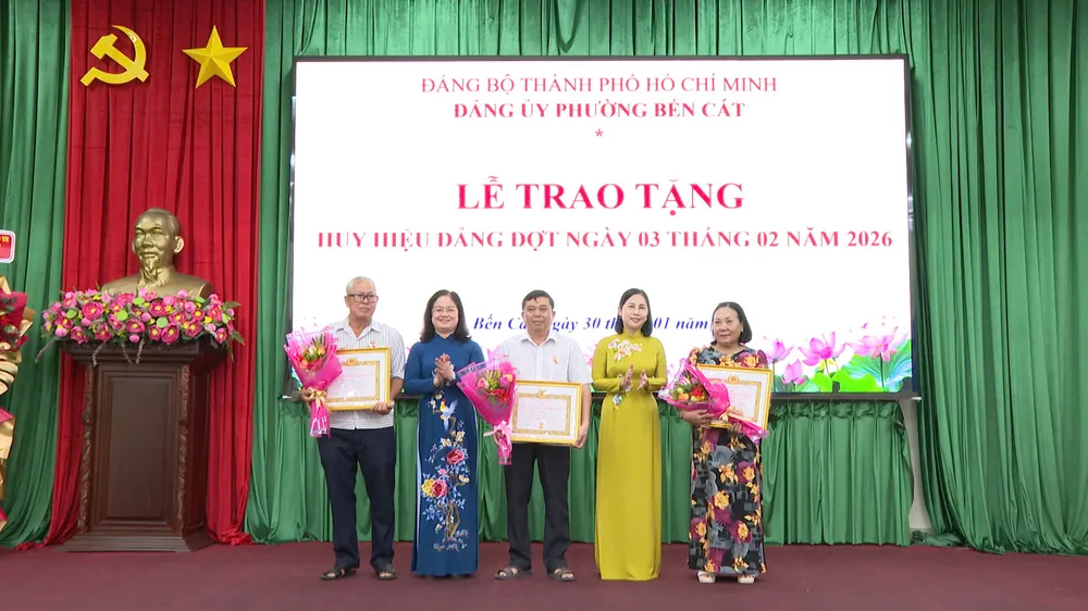 Bến Cát trao HHĐ 2.jpg