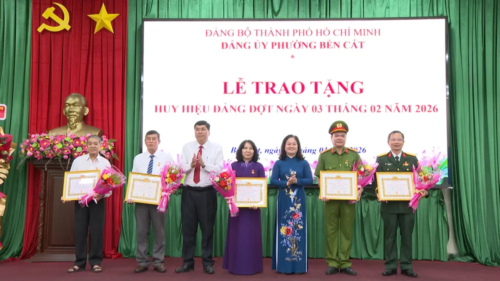 Bến Cát trao HHĐ 3.jpg