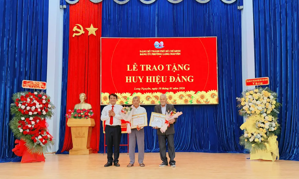 Long Nguyên trao HHĐ 2.jpg