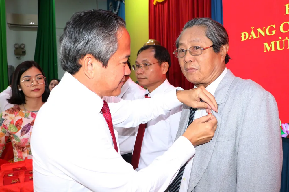 Phú An trao HHĐ 1.jpg