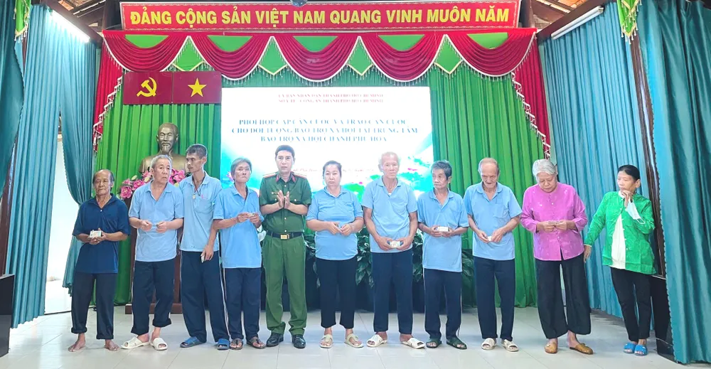 trao thẻ cccd..jpg