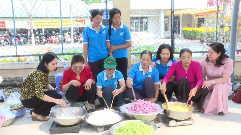 Ngày hội Xuân với chủ đề “Làm mứt tết – Gói bánh chưng, bánh tét”