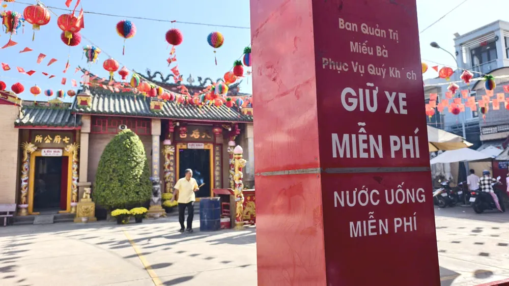 Ban Trị sự Miếu bà Thiên Hậu tăng cường các giải pháp nhằm đảm bảo lễ hội diễn ra an toàn.jpg