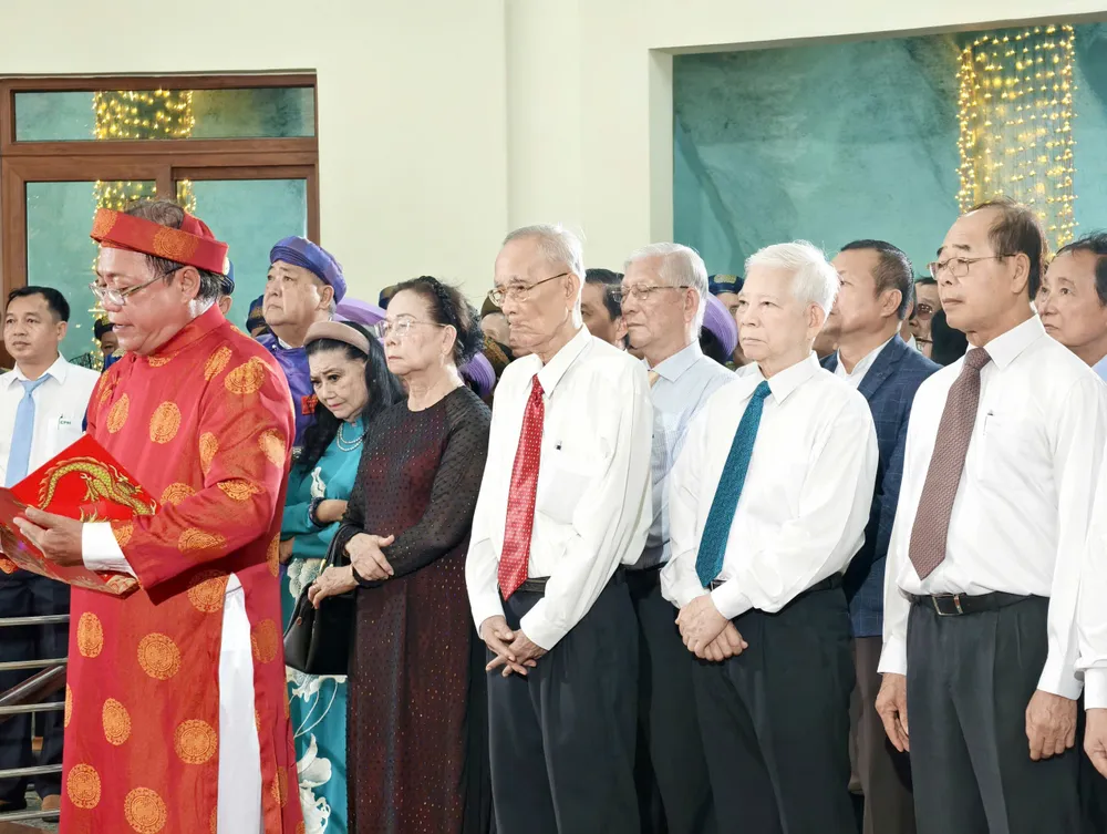 Các đại biểu thực hiện nghi lễ dâng hương tưởng niệm các Vua Hùng