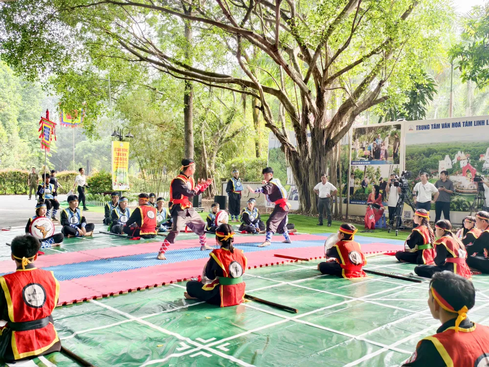 Tiết mục võ Tân Khánh Ba Trà, cờ người biểu diễn tại buổi lễ