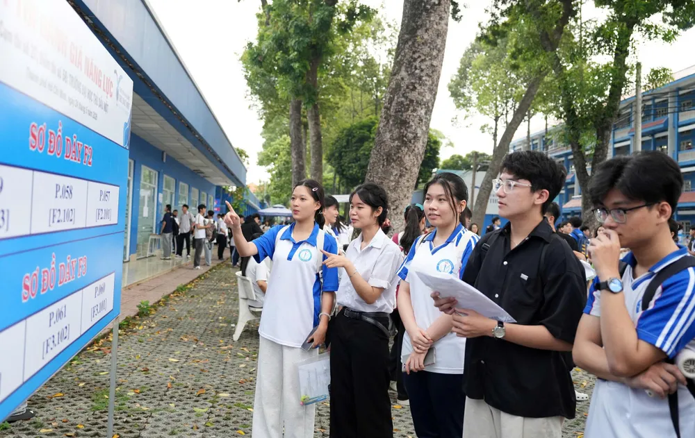 Thí sinh tìm đọc sơ đồ phòng thi tại điểm thi Trường Đại học Thủ Dầu Một. Ảnh: TÂM TRANG