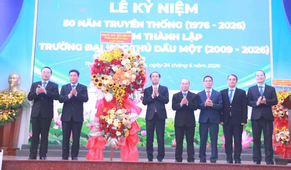 Đại học Thủ Dầu Một đón nhận Cờ truyền thống của UBND TPHCM