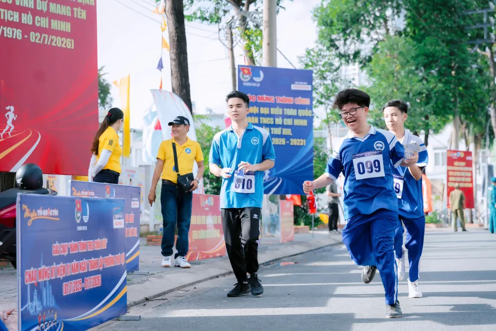 Sôi nổi giải chạy “Hành trình theo chân Bác”