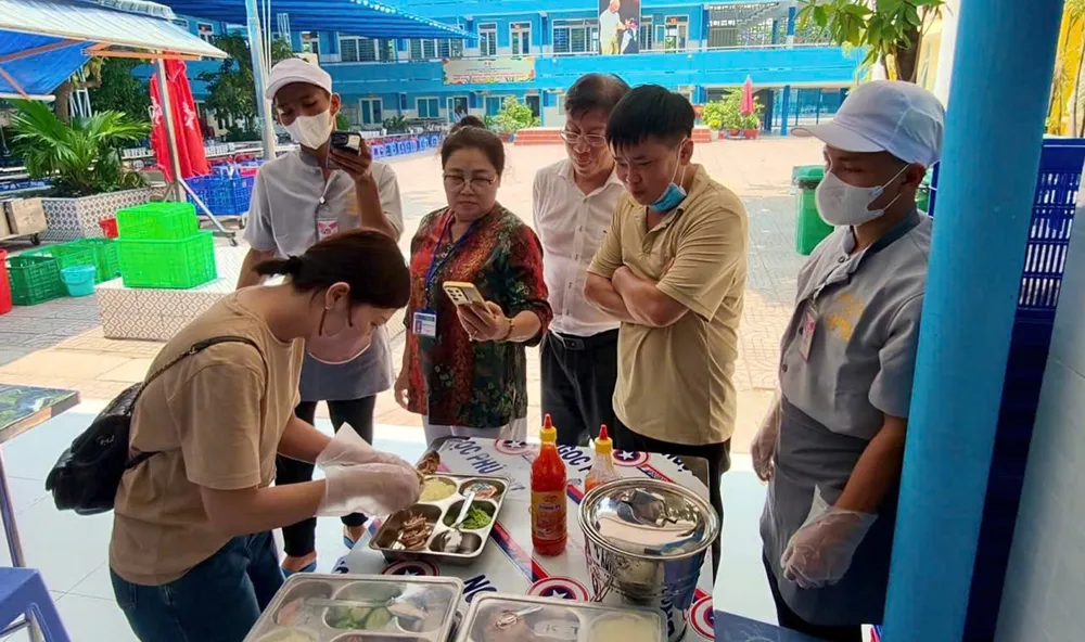 Công khai số điện thoại hiệu trưởng để tiếp nhận phản ánh lạm thu, dạy thêm
