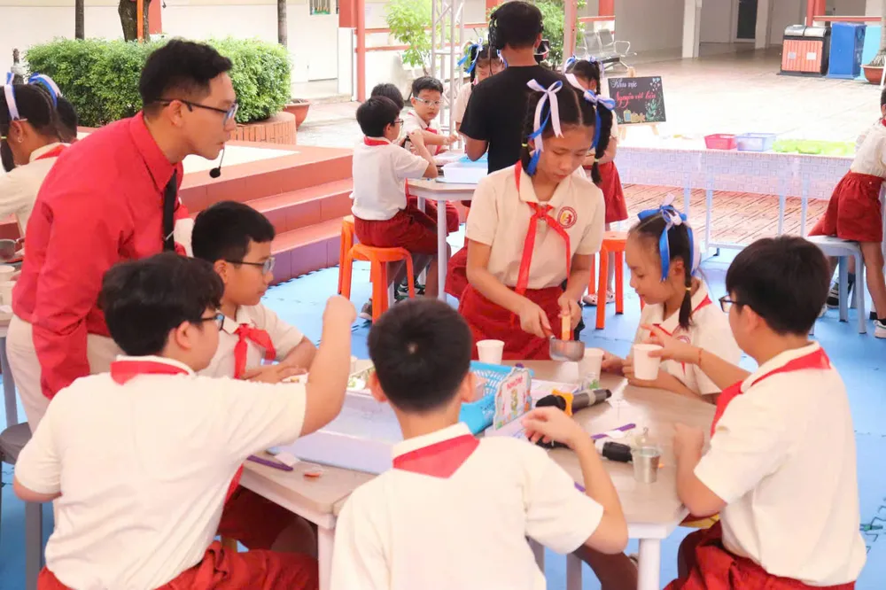 Học sinh lớp 5 ứng dụng AI làm nến thơm ngay trong tiết khoa học