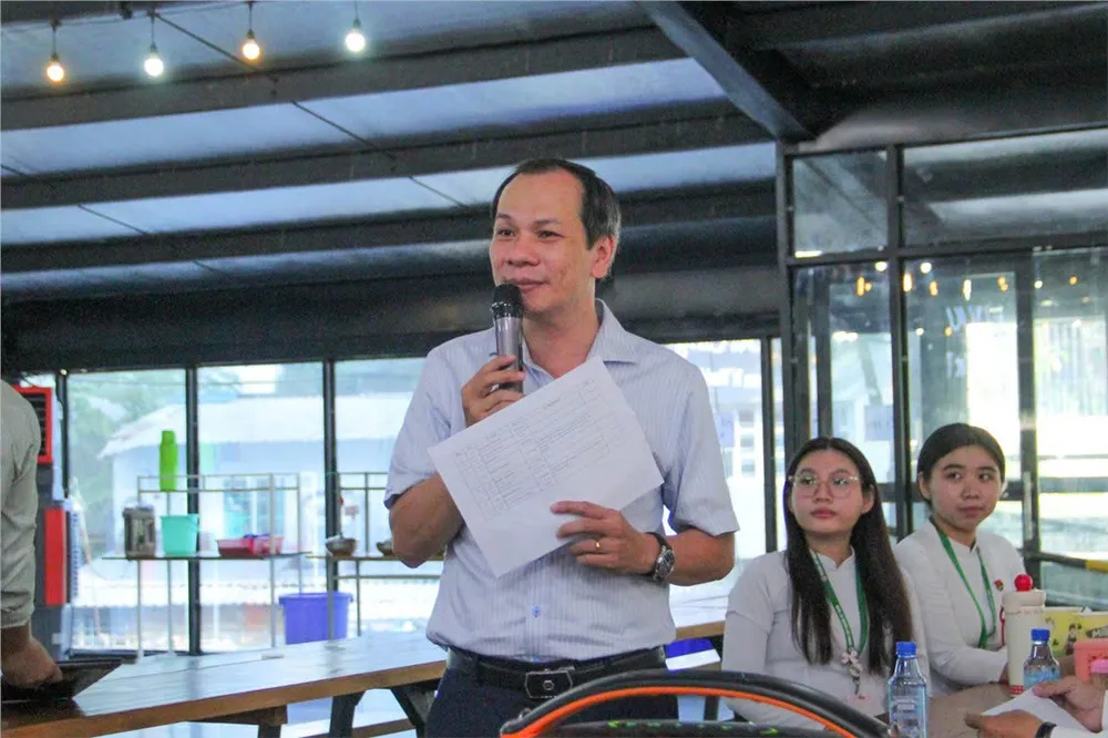 Hiệu trưởng cùng ăn sáng, uống trà sữa để đối thoại với học sinh
