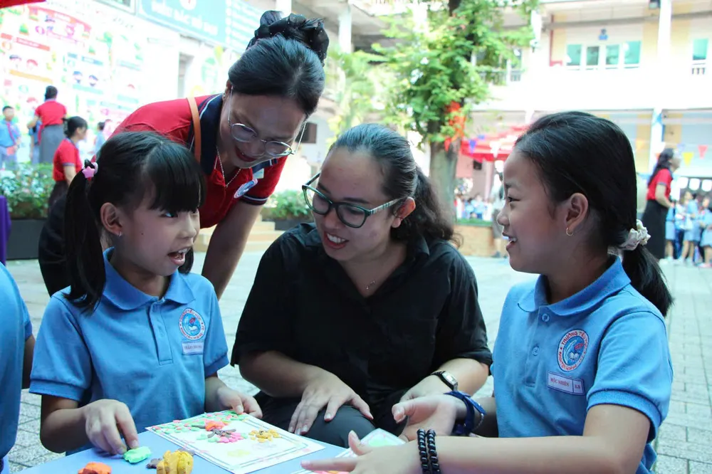 Trải nghiệm học tiếng Anh và ăn trưa bán trú cùng con