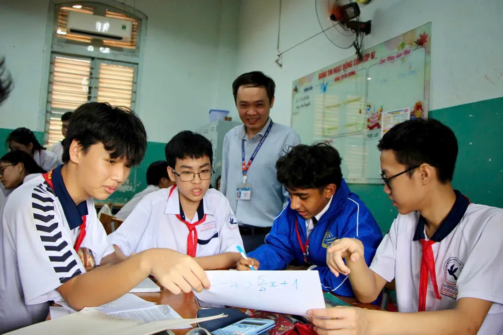 Học sinh Singapore thích thú trải nghiệm tiết học cùng học sinh TPHCM