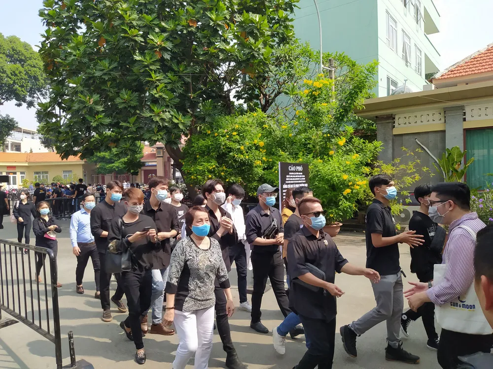 Đông đảo nghệ sĩ, người dân đến viếng, tiễn biệt nghệ sĩ Chí Tài  ảnh 14