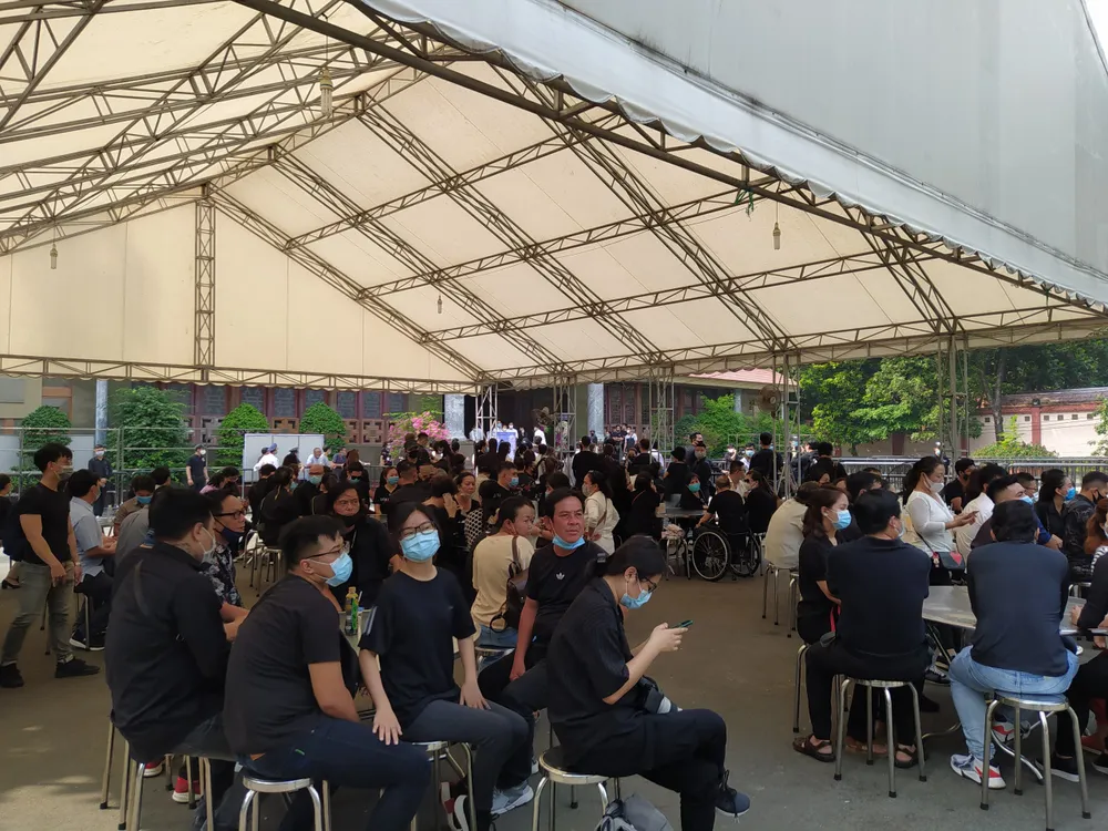 Đông đảo nghệ sĩ, người dân đến viếng, tiễn biệt nghệ sĩ Chí Tài  ảnh 13