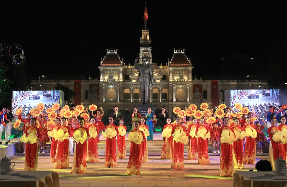 Chương trình biểu diễn nghệ thuật chào mừng các ngày lễ lớn diễn ra trên phố đi bộ Nguyễn Huệ, quận 1. Ảnh: DŨNG PHƯƠNG