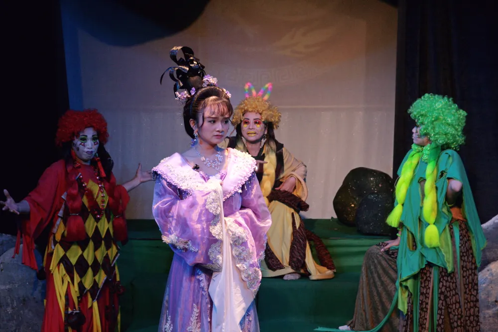 Công diễn vở cải lương thiếu nhi “Con ngựa bạch và củ cải khổng lồ” ảnh 2