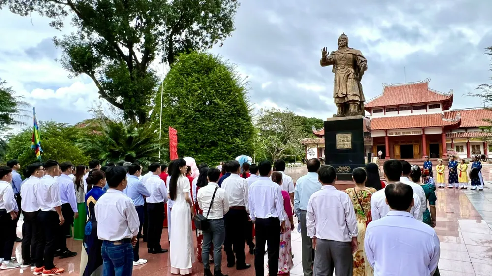 Đoàn TPHCM dâng hoa tưởng niệm tại Tượng đài Nguyễn Sinh Sắc - Nguyễn Tất Thành ảnh 3