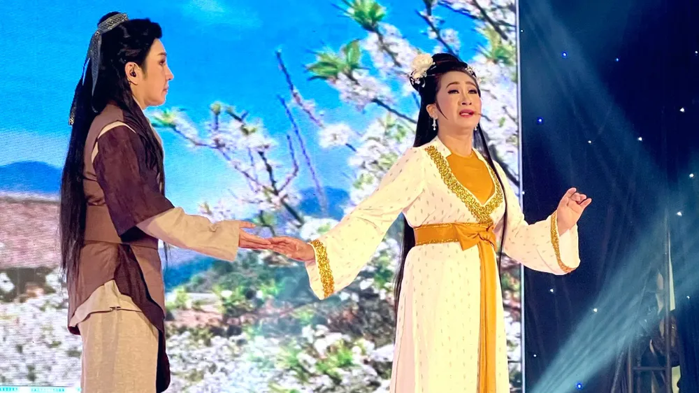 Thí sinh Trần Thị Hồng Nguyệt thi diễn trích đoạn Nàng tiên Mẫu Đơn với sự trợ diễn của NSƯT Vũ Luân.Ảnh: THÚY BÌNH