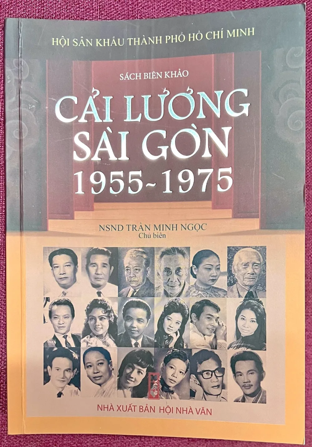Sách "Cải lương Sài Gòn 1955-1975" tập hợp nhiều thông tin quý về các sự kiện, nhân vật hoạt động sân khấu cải lương nổi bật trong giai đoạn này. Ảnh: THÚY BÌNH