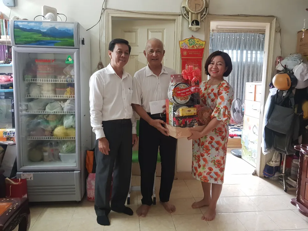 NS múa Khmer Tăng Hoàng xúc động và vui mừng đón nhận quà tết và những lời thăm hỏi, chúc tết ấm tình của lãnh đạo Ban Tuyên giáo Thành ủy TPHCM. Ảnh: THÚY BÌNH NS múa Khmer Tăng Hoàng xúc động và vui mừng đón nhận quà tết và những lời thăm hỏi, chúc tết ấm tình của lãnh đạo Ban Tuyên giáo Thành ủy TPHCM. Ảnh: THÚY BÌNH