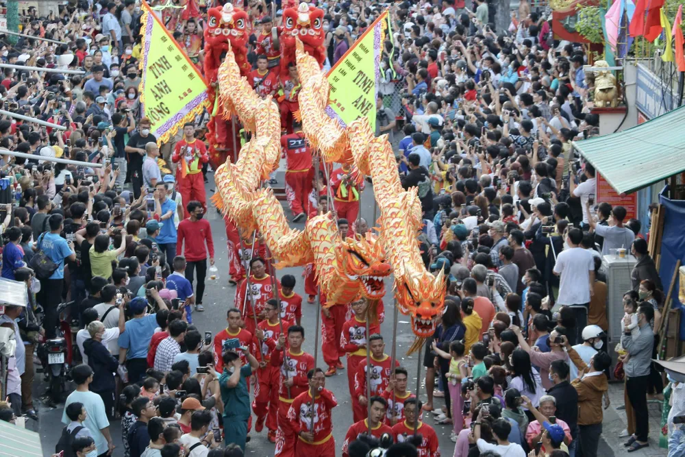 Các đoàn nghệ thuật biểu diễn lễ hội đường phố