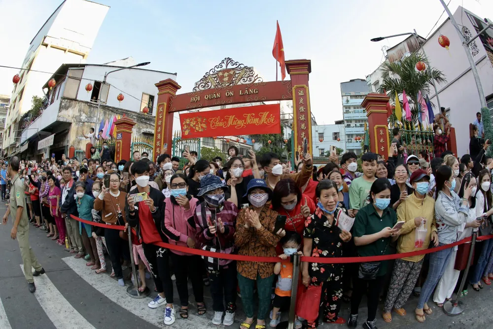 Đông đảo người dân thưởng thức các hoạt động biểu diễn nghệ thuật