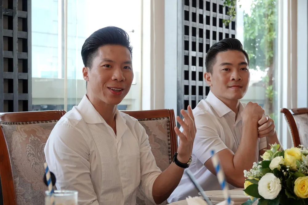 Nghệ sĩ xiếc Quốc Cơ - Quốc Nghiệp chia sẻ tại buổi họp báo. Ảnh: THÚY BÌNH