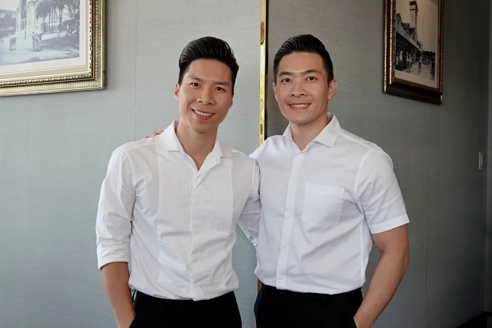 Cả hai nghệ sĩ xiếc quyết định tạm dừng sự nghiệp thi đấu sau khi xác lập kỷ lục thế giới mới với màn chồng đầu độc đáo trong 1 phút 55 giây. Ảnh: THÚY BÌNH