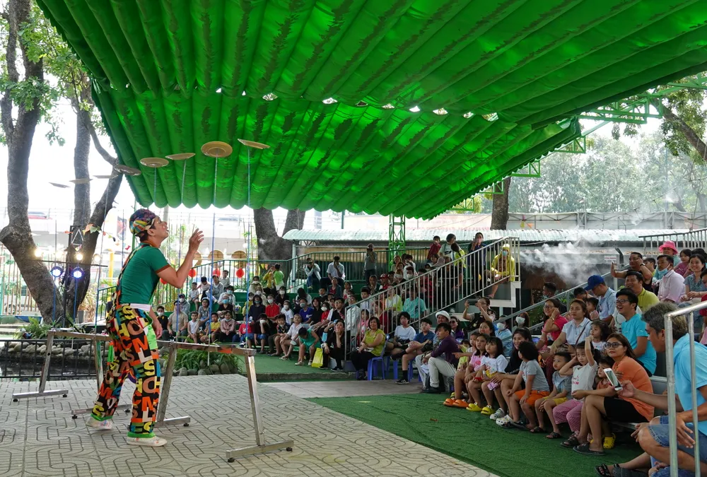 Tiết mục xiếc quay dĩa của nghệ sĩ xiếc hề Tiến Minh tạo nên nhiều tiếng cười thi vị cho khán giả. Ảnh: THÚY BÌNH