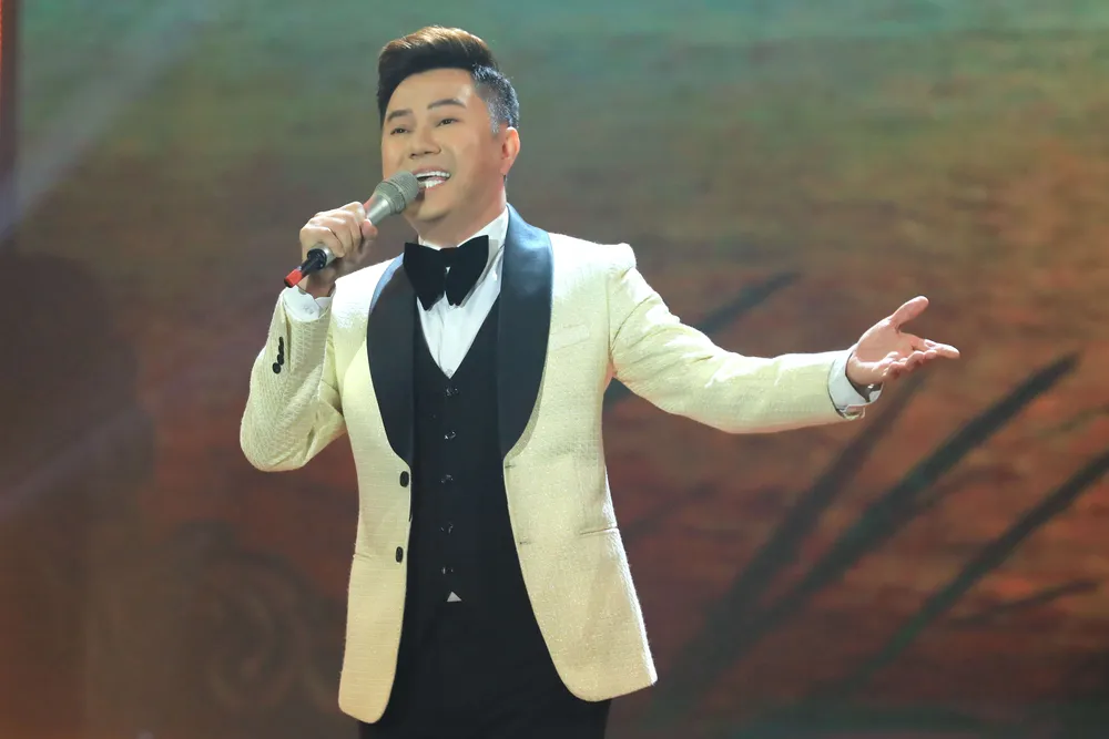 Ca sĩ Quốc Đại biểu diễn bài hát "Hình bóng quê nhà". Ảnh: HTV