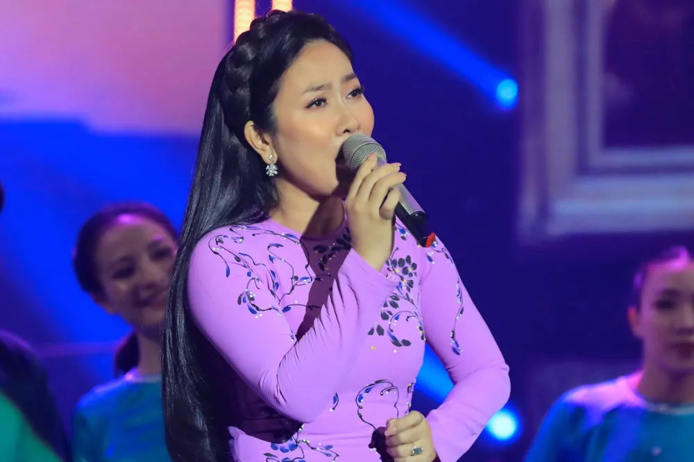 NSƯT Vân Khánh biểu diễn bài hát "Khúc hát sông quê". Ảnh: HTV