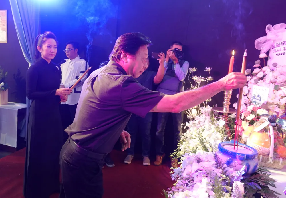 NSND Trần Ngọc Giàu và NSƯT Thanh Thúy dâng hương NSND Diệp Lang. Ảnh: THÚY BÌNH