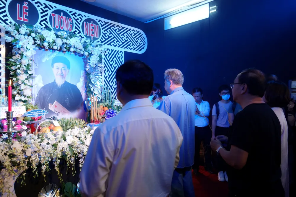 Nhiều thế hệ nghệ sĩ là đồng nghiệp, anh em, học trò, bạn bè thân hữu thành kính dâng hương tưởng niệm NSND Diệp Lang. Ảnh: THÚY BÌNH