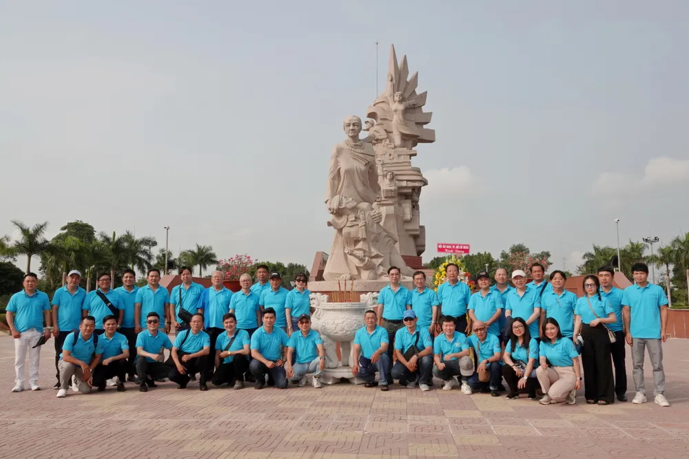 Đoàn Hội Âm nhạc TPHCM chụp hình lưu niệm tại Tượng đài "Long An trung dũng kiên cường - Toàn dân đánh giặc". Ảnh: THÚY BÌNH Đoàn Hội Âm nhạc TPHCM chụp hình lưu niệm tại Tượng đài "Long An trung dũng kiên cường - Toàn dân đánh giặc". Ảnh: THÚY BÌNH