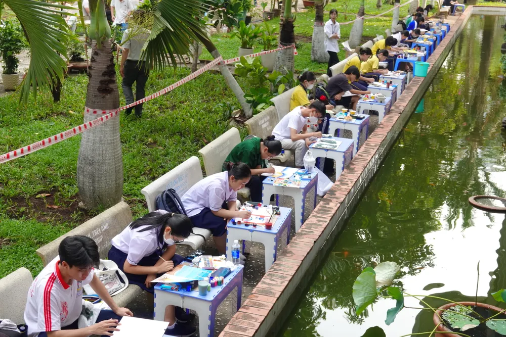 Các thí sinh thỏa sức sáng tạo giữa không gian thiên nhiên xanh mát. Ảnh: THÚY BÌNH