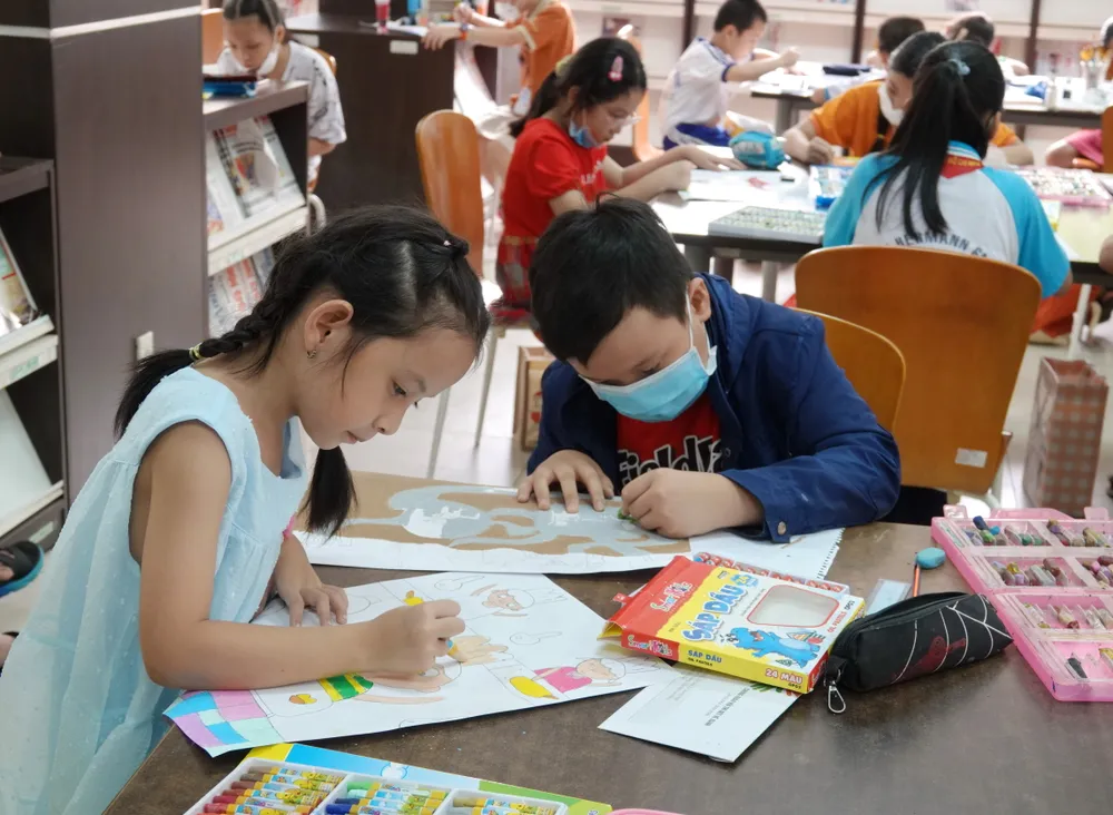 Các em say mê vẽ tranh, tô màu, hoàn thiện bức vẽ yêu thích. Ảnh: THÚY BÌNH