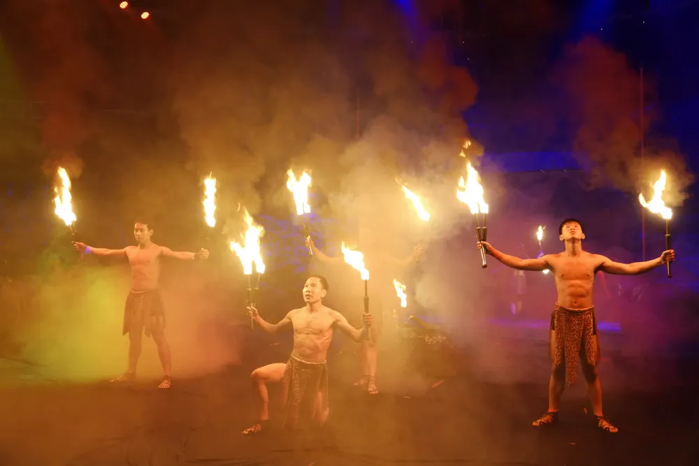 Màn diễn tung hứng với lửa hấp dẫn. Ảnh: THÚY BÌNH Màn diễn tung hứng với lửa hấp dẫn. Ảnh: THÚY BÌNH