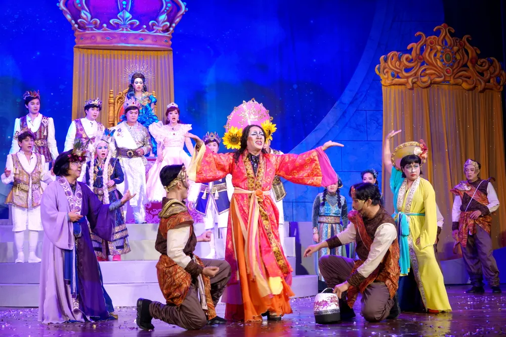 Ác tiên Mắc Ma hóa thành Cám tham gia lễ hội thử giày. Ảnh: THÚY BÌNH