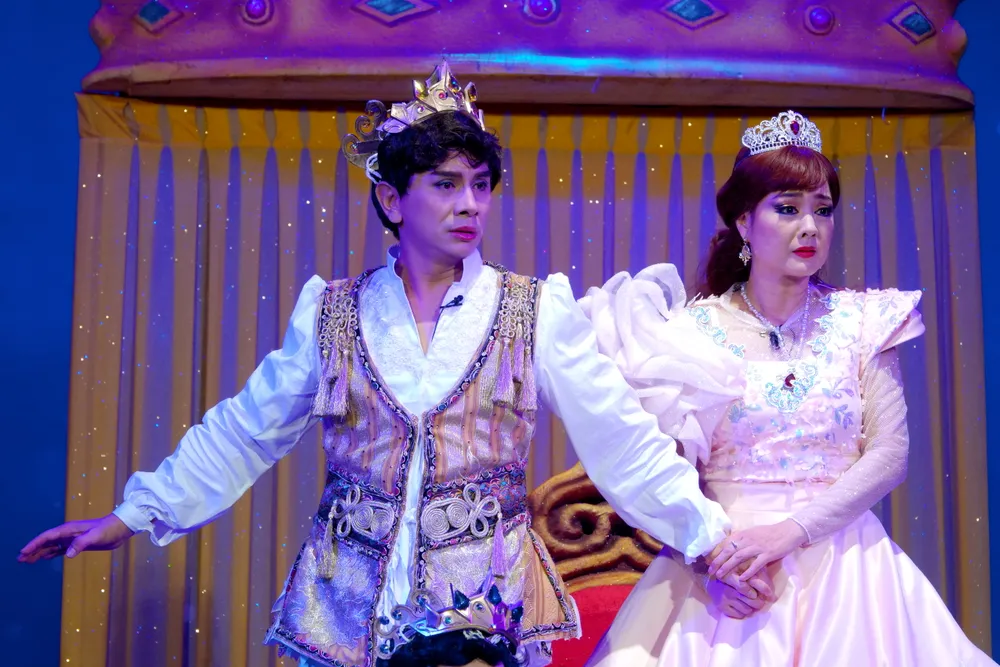 NS Đình Toàn và NSƯT Mỹ Duyên trong vai hoàng tử cả Hổ Phách và nàng công chúa Ruby xinh đẹp. Ảnh: THÚY BÌNH